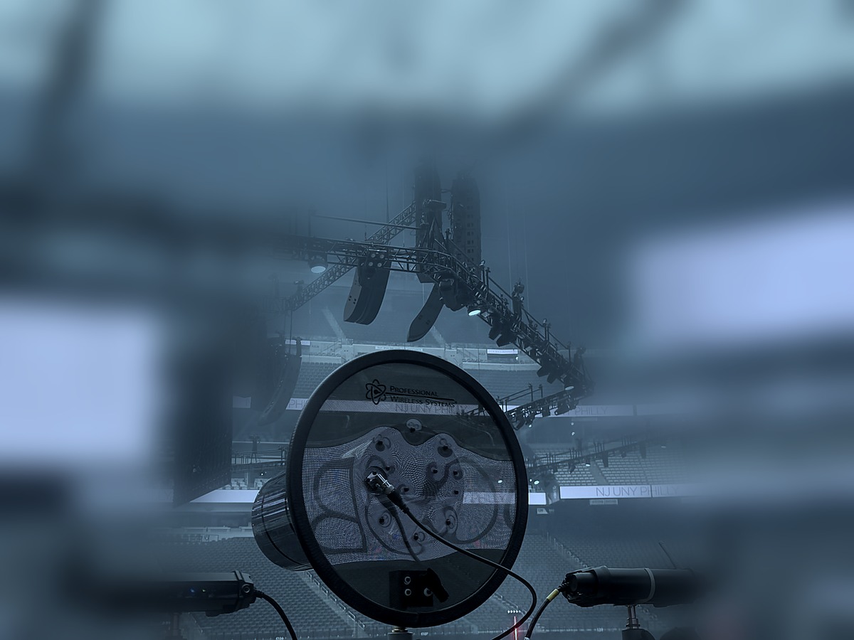 Professional wireless antenna system deployed at arena scale